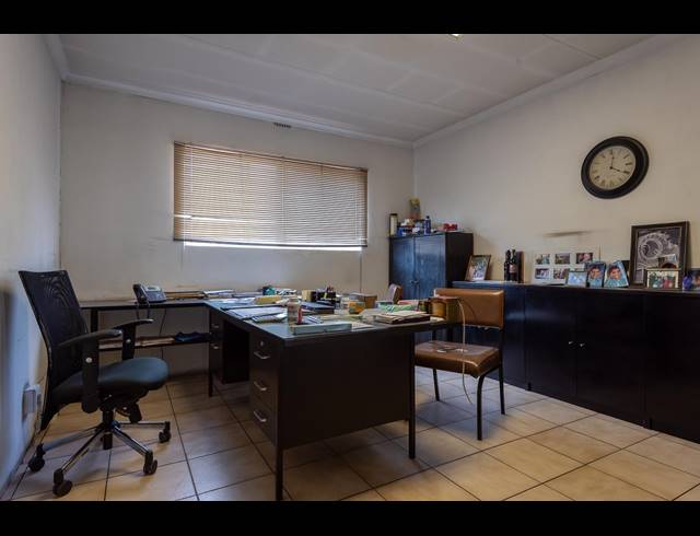 1,140M² BUILDING FOR SALE IN CITY & SUBURBAN